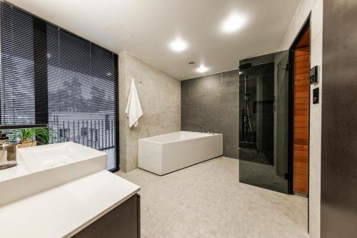 Ένα μπάνιο στο Reute Residentsid