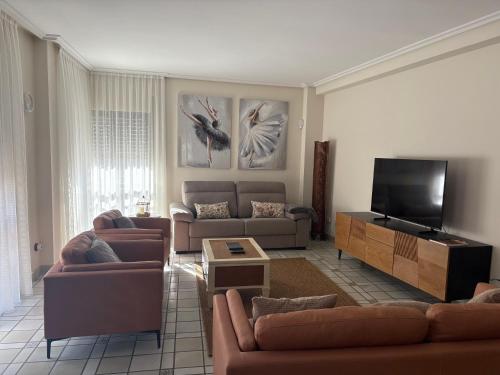 Casa Entremuseos في سمورة: غرفة معيشة مع أرائك وتلفزيون بشاشة مسطحة