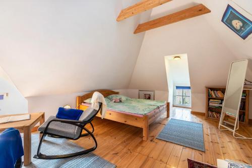 una camera da letto con un letto, una scrivania e una sedia di Ferienwohnung Sannes a Welt