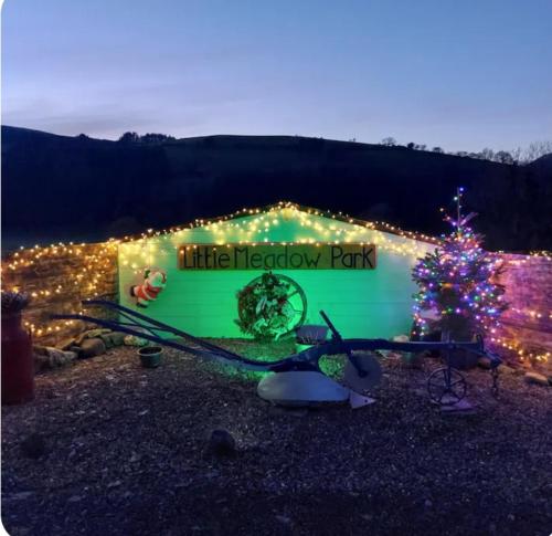 Πισίνα στο ή κοντά στο Alpaca cabin-mountain view-hot tub-rural retreat
