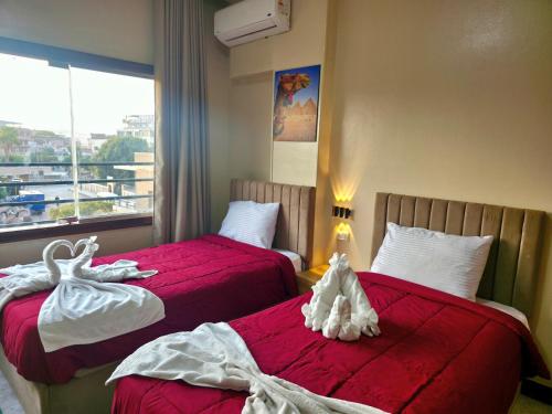 Ένα ή περισσότερα κρεβάτια σε δωμάτιο στο Tumbas Reales de las Pirámides