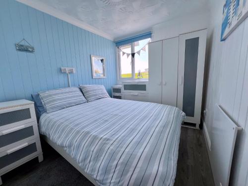 Ένα ή περισσότερα κρεβάτια σε δωμάτιο στο Wight Waves Holidays