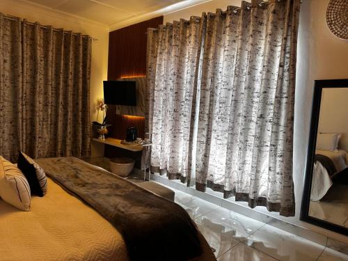 TV a/nebo společenská místnost v ubytování Buona Notte Suites in Linden