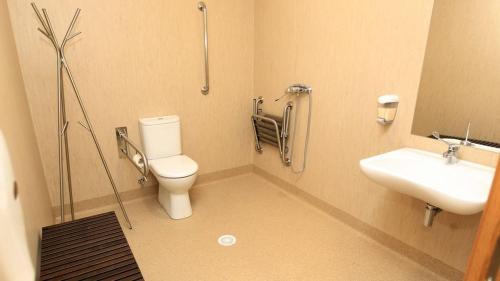een badkamer met een toilet en een wastafel bij El Albergue del Montero in Mondoñedo