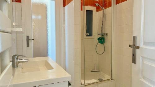 Un baño de ApartHotel Riviera - Liberte 1 - Grimaldi Promenade des Anglais 5mn - Supérieur 2 chambres AC - Emplacement Exceptionnel