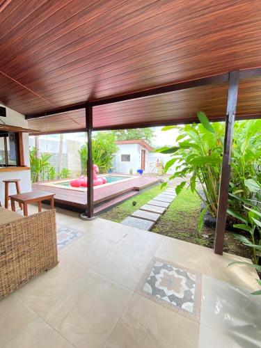 a living room with a large wooden ceiling at Villa Strelitzia in Jasri