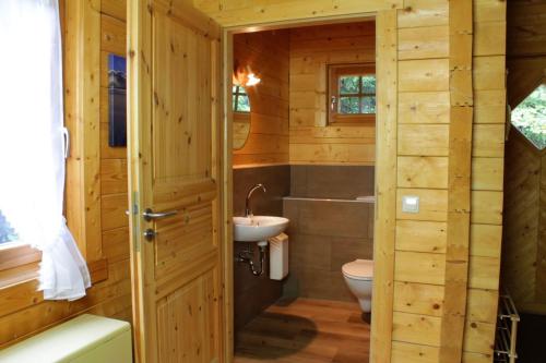 ein Badezimmer mit Toilette und Waschbecken in der Unterkunft John B lodge in Rinken