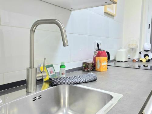 Modern Living Miramar II Elegant 3 Bedroom Stay in city center Walking distance to the trainstation and the beaches by NAMASTE ELITE