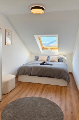 雷滕贝格Neu! Alpenapartment Moritz, Balkon, Tiefgarage的一间带大床的卧室，带窗户