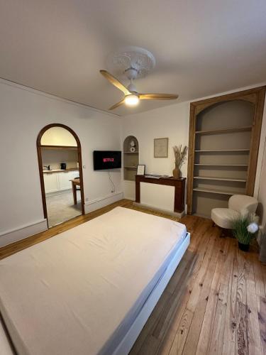 富瓦La Parenthèse à Foix的一间带床的卧室和一间客厅