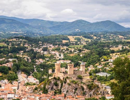 富瓦La Parenthèse à Foix的山上小镇的空中景色