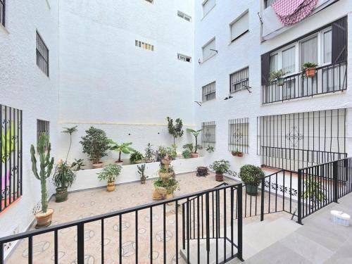 Modern Living Miramar II Elegant 3 Bedroom Stay in city center Walking distance to the trainstation and the beaches by NAMASTE ELITE