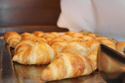 Un montón de croissants sobre una mesa en Hotel & Residence Hochriegel, en Spiegelau