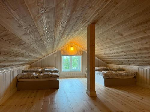 Postel nebo postele na pokoji v ubytování Historic Croft With Views Over Lake Mjøsa