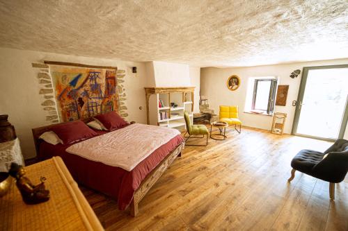 Ένα ή περισσότερα κρεβάτια σε δωμάτιο στο Chambre d'Hôte La Bergerie des Roses