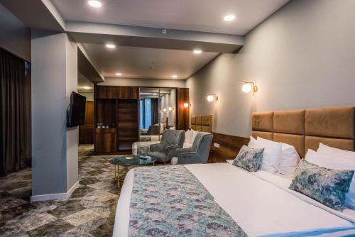 Un pat sau paturi într-o cameră la Gori Inn