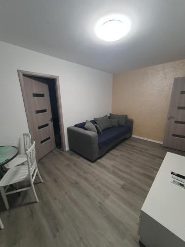 un soggiorno con un divano e un tavolo di Apartament 2 camere a Craiova