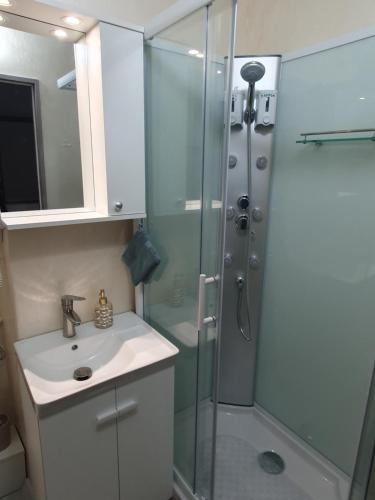 Et badeværelse på Apartament 2 camere