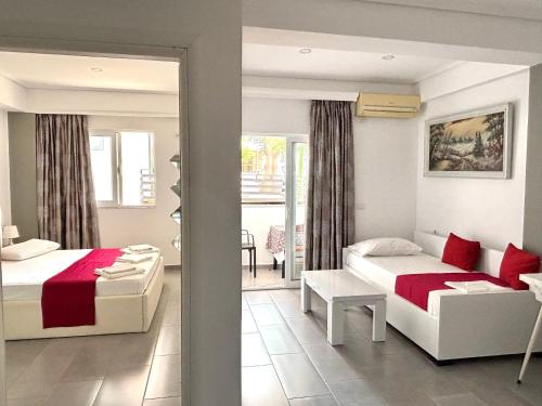 Un dormitorio con dos camas y un espejo. en Hotel Santa Paola, en Sarandë