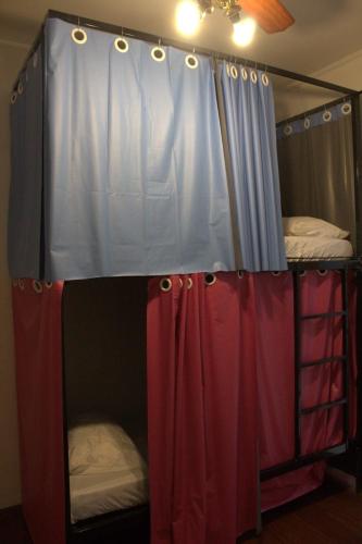 Кровать или кровати в номере Sakura Hostel