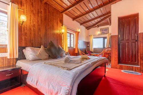 Un pat sau paturi într-o cameră la The Mukteshwar Manor