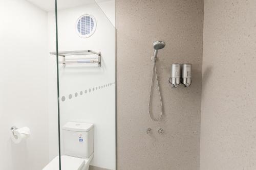 un bagno con doccia e WC di Eildon Lake Motel a Eildon