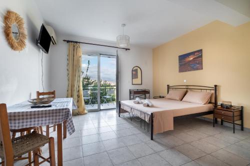 Postel nebo postele na pokoji v ubytování Anna's Apartment 1 Cozy Stay for 3