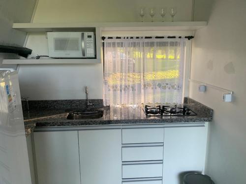 Balsa NovaにあるChalé do Cerro Fazenda Cerro do Purunaのシンクとカウンタートップのあるキッチン