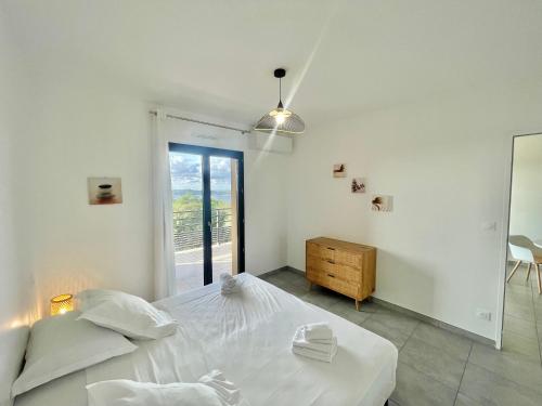 Ένα ή περισσότερα κρεβάτια σε δωμάτιο στο Appartement Tour d'Omigna Cargèse