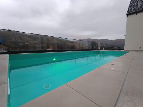 布朗JAD Emirage Luxury Villa Infinity Pool and Spa的屋顶上的游泳池