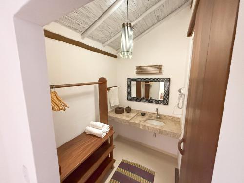 Pousada Hibisco في ترانكوسو: حمام مزود بحوض ومِرآة