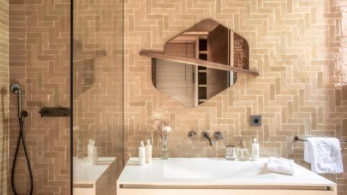 ein Badezimmer mit Waschbecken und Spiegel in der Unterkunft Villa Syria Marrakech, Piscine Privée, Sauna et Gym in Marrakesch