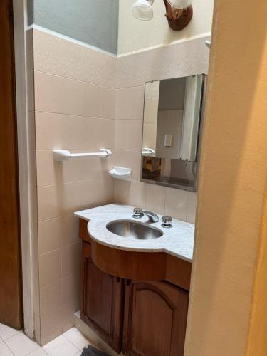 un bagno con lavandino e specchio di Casa 7 Cajones a Trapiche
