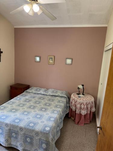 una camera da letto con un letto e un tavolino di Casa 7 Cajones a Trapiche