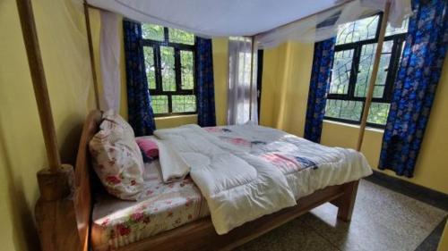 Ένα ή περισσότερα κρεβάτια σε δωμάτιο στο Kilimanjaro Village Hotel