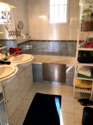 Salle de bains dans l'établissement Maison Collobrières