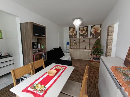 ein Wohnzimmer mit Tisch und Couch in der Unterkunft AP Itajaí in Itajaí