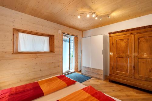 een slaapkamer met een bed en een raam bij Ferienwohnung Do-Mizil in Dornstetten