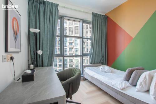 Una cama o camas en una habitación de bnbmehomes - Stand Point Tower A