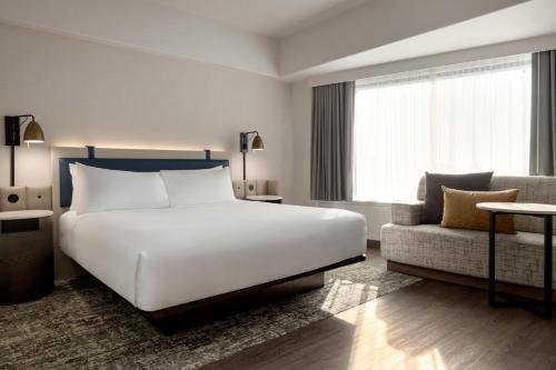 Ένα ή περισσότερα κρεβάτια σε δωμάτιο στο Crowne Plaza Seattle Newly Renovated with No Resort Fee