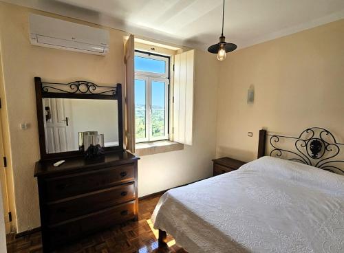 Ένα ή περισσότερα κρεβάτια σε δωμάτιο στο Quinta do Penedo- Refúgio de Charme e Natureza