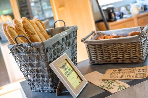 een mand met bagels en een mand met brood op een tafel bij Chalet confort 2 in Saint-Gervais