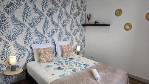 a bedroom with a bed with a blue and white wall at Le Comte de Saxe - Calme à Blois centre in Blois
