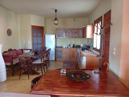 Η κουζίνα ή μικρή κουζίνα στο Chrysanthemo House