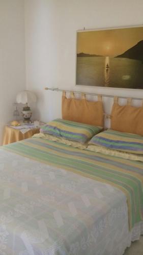 アレネッラにあるVilletta Smeraldaのベッドルーム1室(大型ベッド1台、ヘッドボード付)