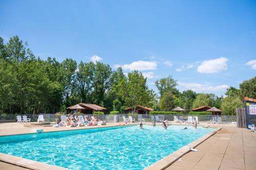 een zwembad in een resort met mensen erin bij Mobilehome riviera avec terrasse 23 in Saint-Gervais