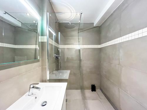 UrbanFlat 201 - Beautiful 2 Bedroom Flat in the center of Paris
