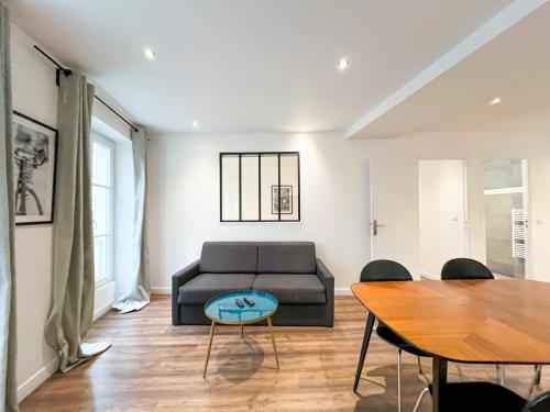 UrbanFlat 201 - Beautiful 2 Bedroom Flat in the center of Paris