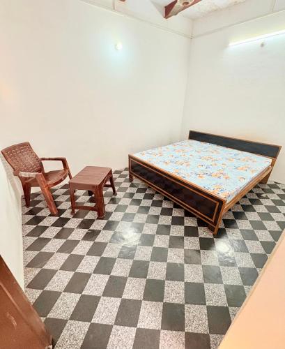 En eller flere senge i et værelse på Krishna Homes