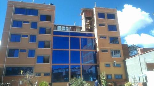 un edificio con un riflesso nella finestra di Hotel Perla del Lago a Copacabana